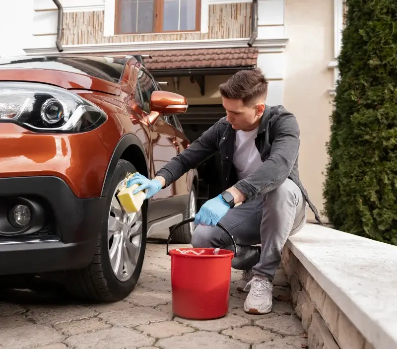 Lavage auto à domicile Calacuccia : professionnel intervenant sur un véhicule